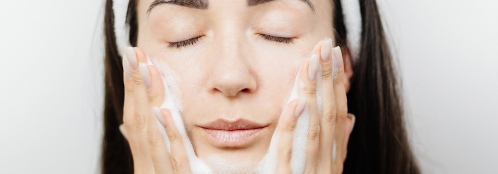 Pourquoi intégrer un double nettoyage dans sa routine de soin ?