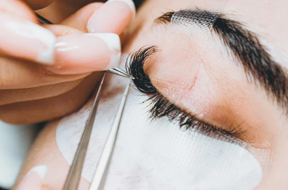 Extensions de cils posées en institut à Givors
