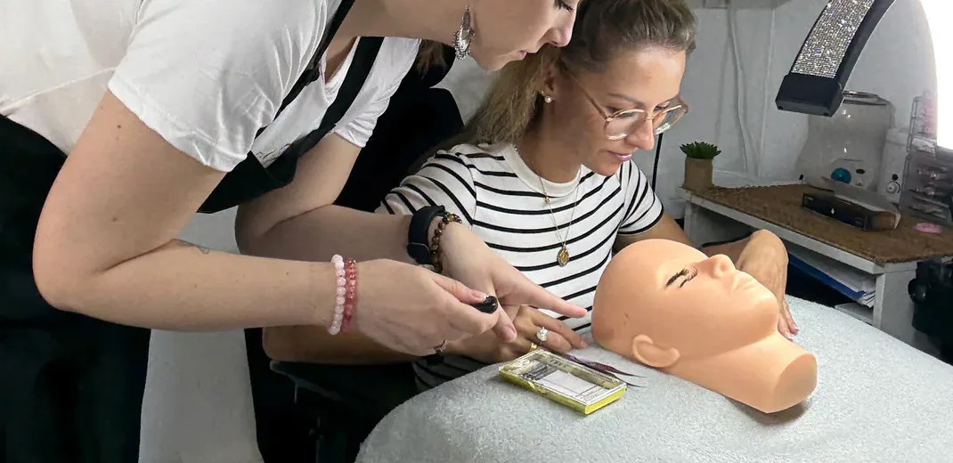 Entraînement à la pose d'extensions de cils sur tête d'exercice pendant la formation complète à Givors