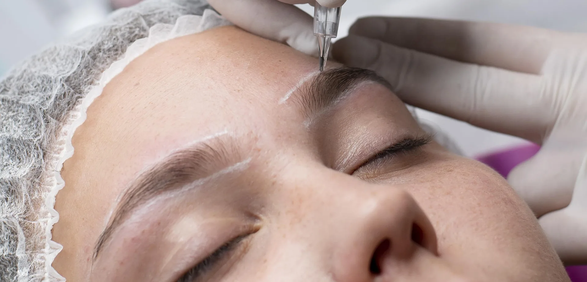 Séance de dermopigmentation des sourcils en cabine