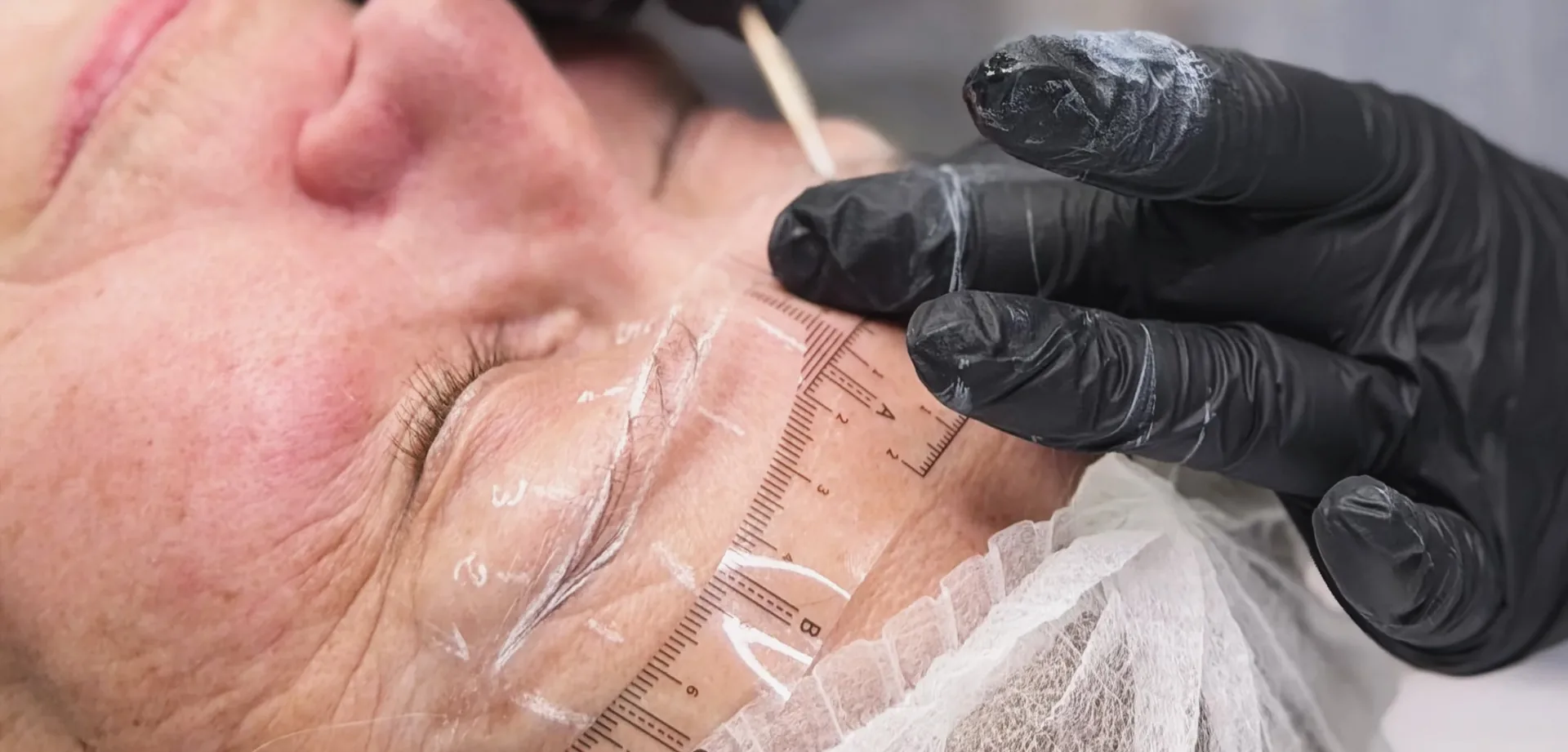 Dessin prealable des sourcils a la regle avant implantation