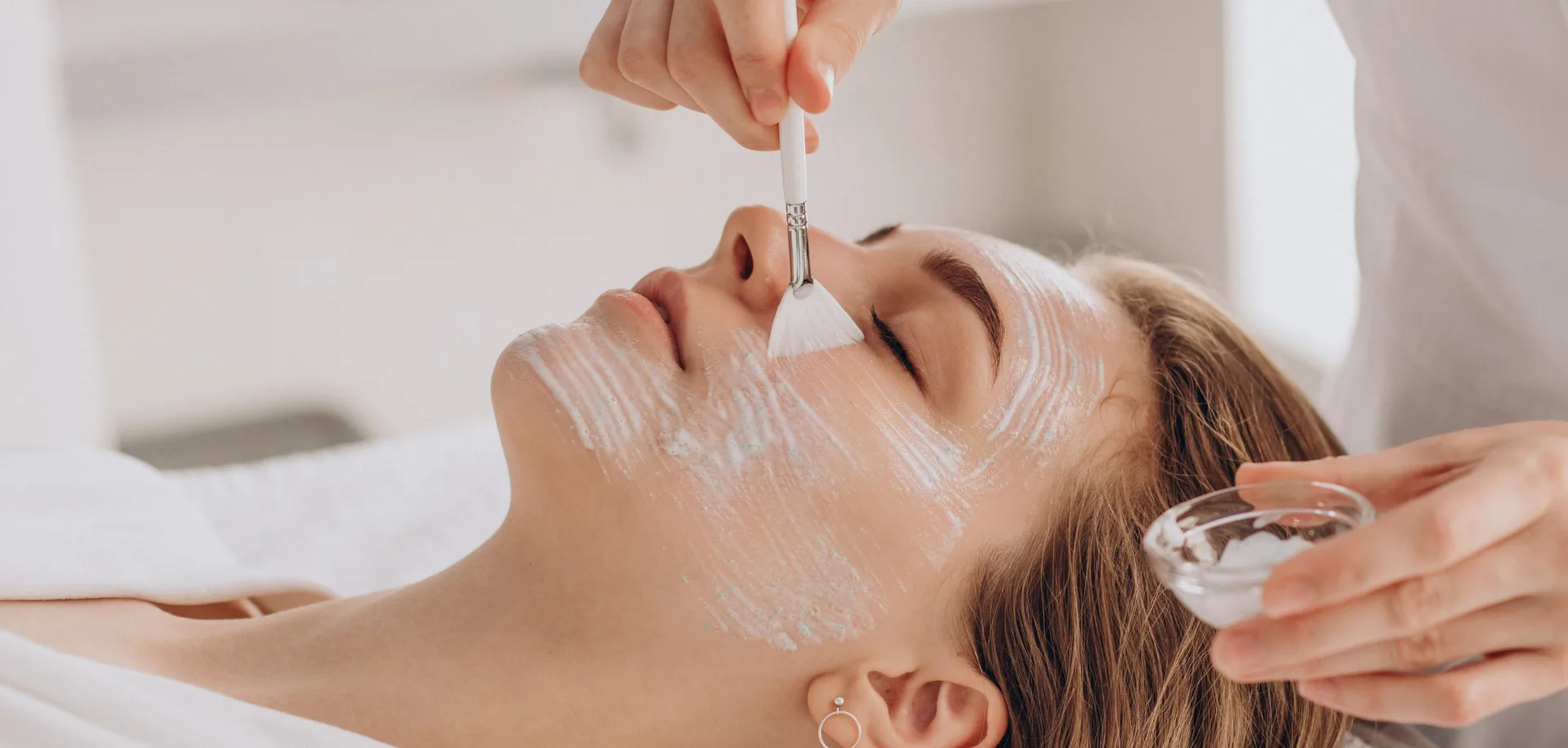 Application d'un masque crème au pinceau éventail