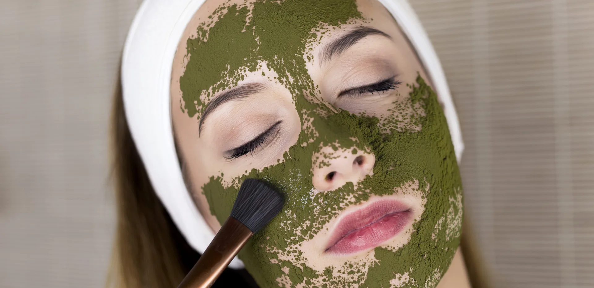 Masque vert aux algues appliqué au pinceau