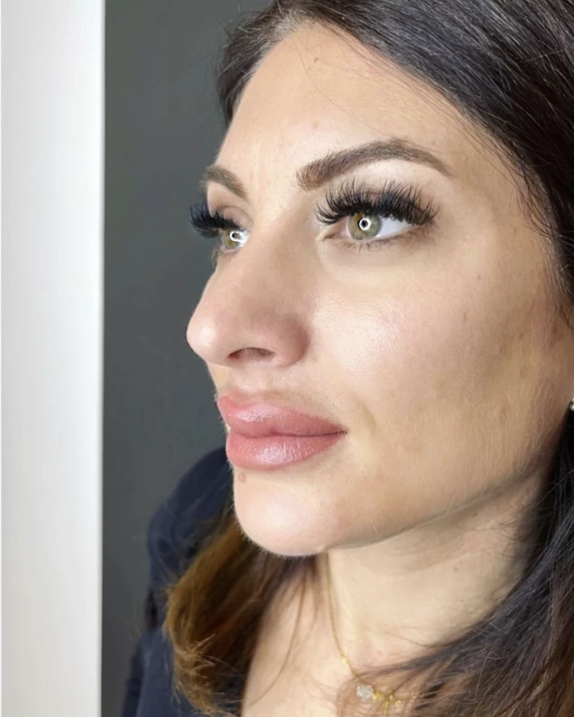 Après maquillage permanent des lèvres Aquarelle Lips, effet rosé naturel