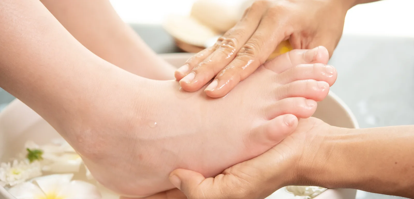 Massage du pied à l'huile, en complément du soin anti-callosités Yumi Feet