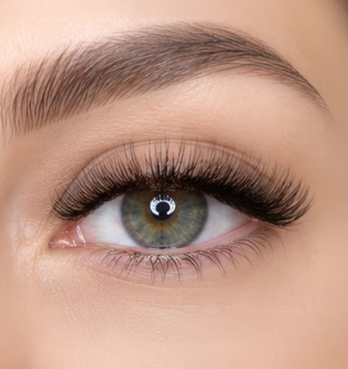 Regard aux extensions de cils entretenues après un remplissage