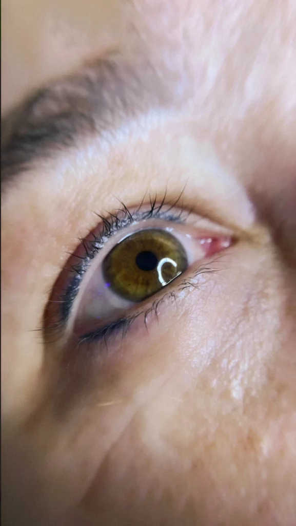 Avant rehaussement de cils, cils naturels droits