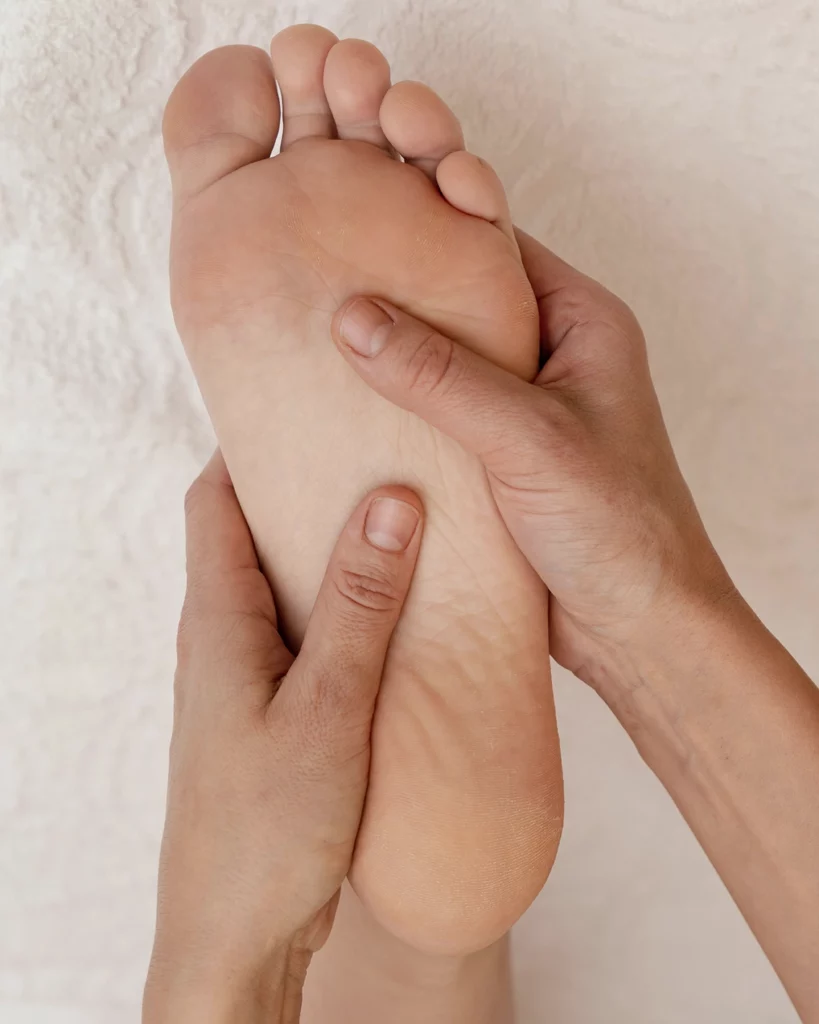 Résultat d'un soin Yumi Feet : plante de pied lisse et débarrassée des callosités, institut E' Claire de beauté à Givors