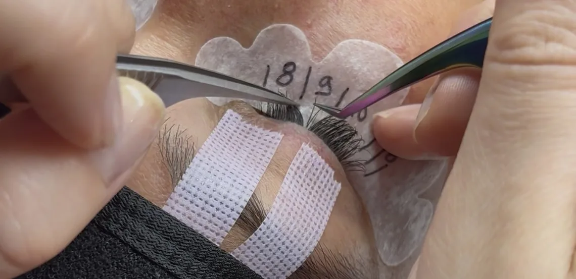 Remplissage d'extensions de cils en cabine à Givors