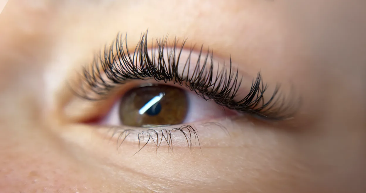 Regard naturel après une pose d'extensions de cils cil à cil à Givors