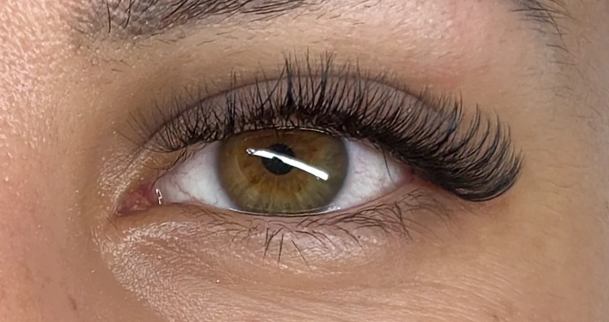 Regard au volume hybride après une pose mixte d'extensions de cils