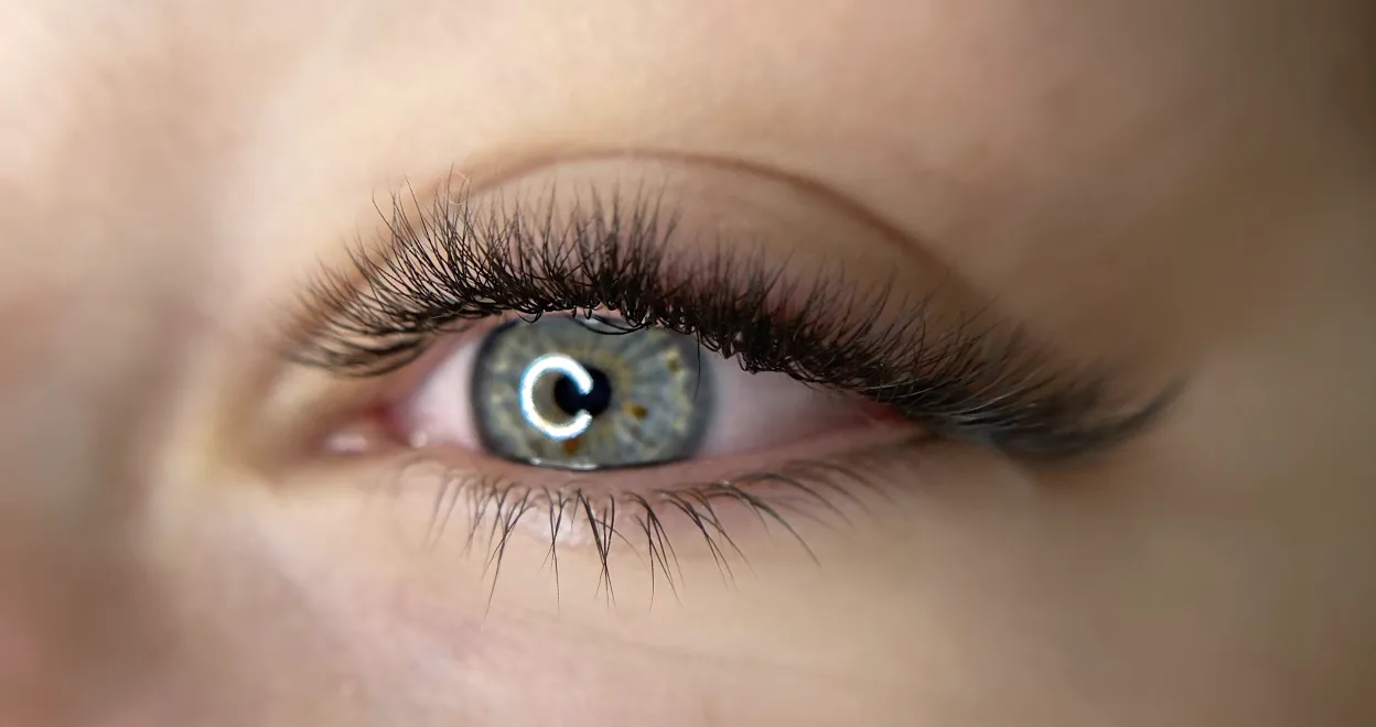 Regard intense après une pose d'extensions de cils volume russe