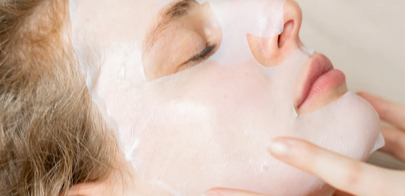 Masque en biocellulose posé pendant une séance de sophro-masque