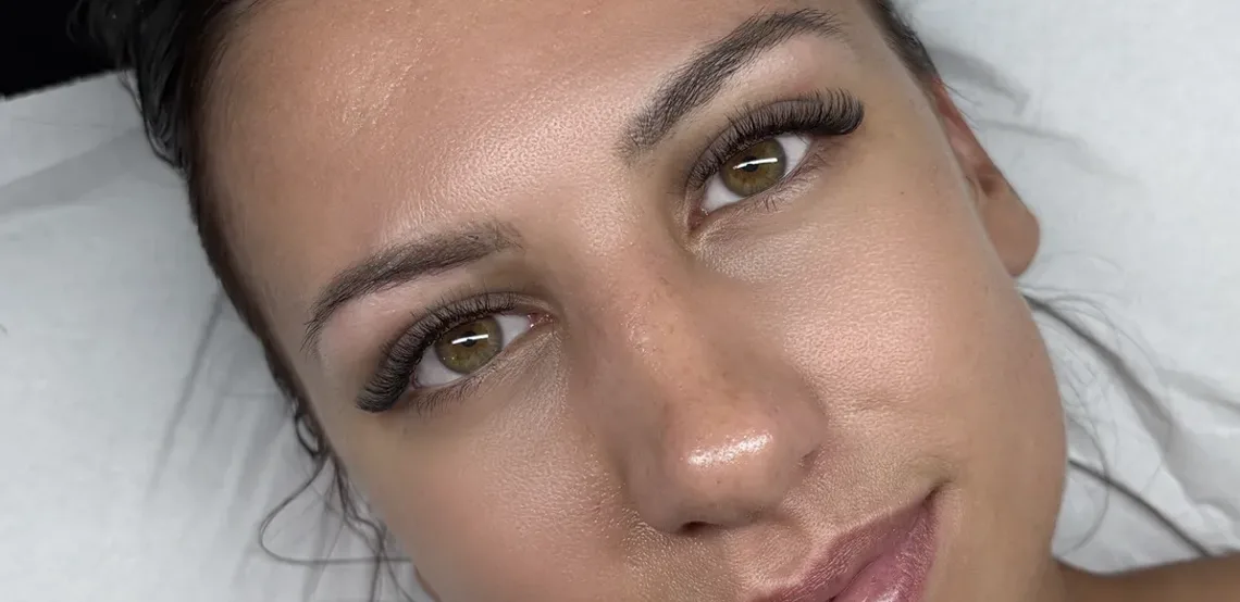 Résultat d'une pose d'extensions de cils sur modèle