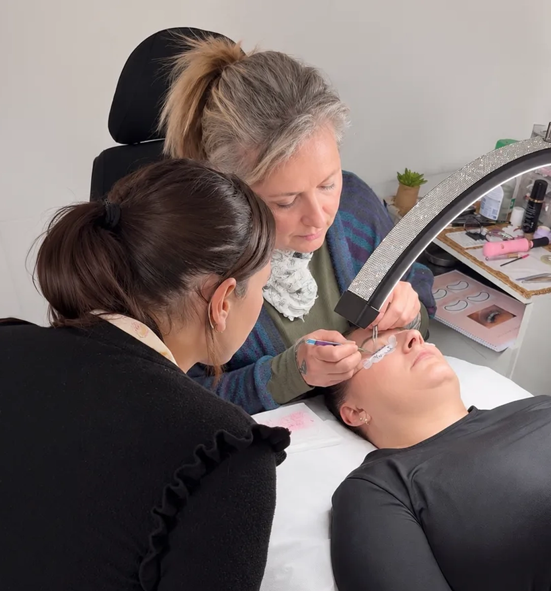 Coaching de perfectionnement extensions de cils sur modèle réel, corrections en direct à Givors