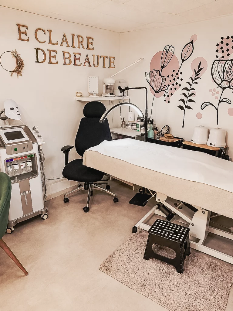 Cabine de soin de l'institut E' Claire de beauté à Givors, table de soin et fresque florale