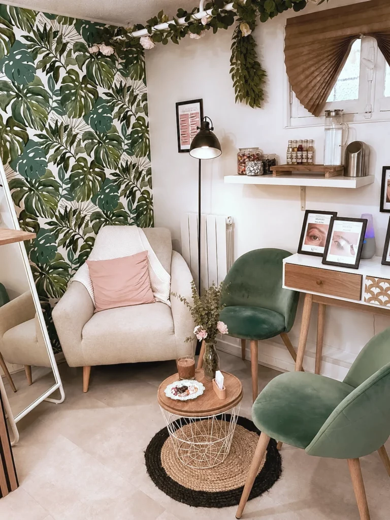 Coin salon de l'institut E' Claire de beauté à Givors, fauteuil et papier peint végétal