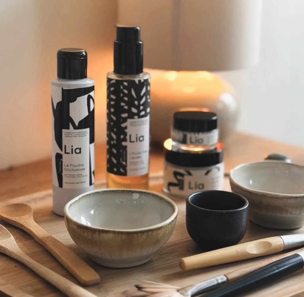 Produits de soin Lia posés sur un plateau en bois avec bols en céramique et cuillères en bambou