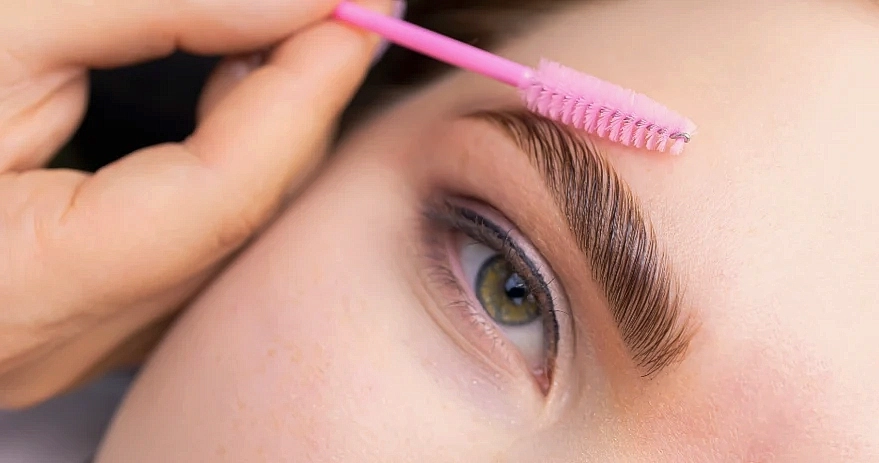 Sourcil peigné au goupillon lors d'un brow lift Yumi Brows à l'institut de Givors