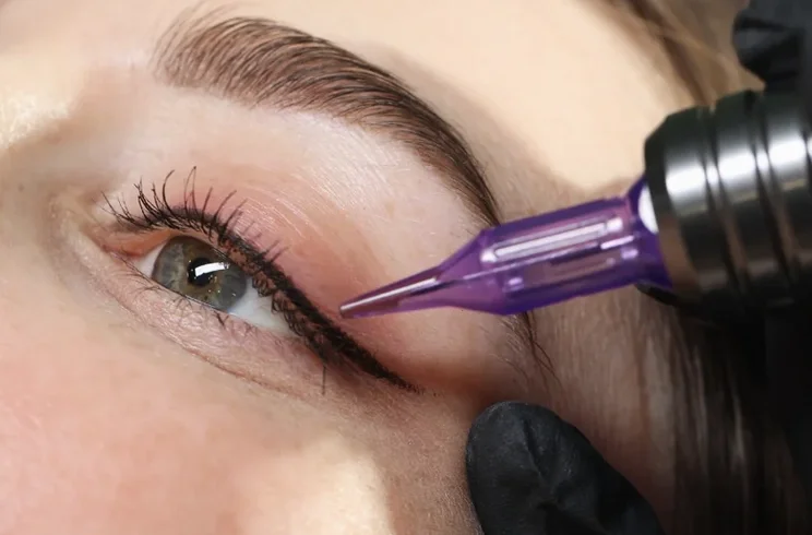Tracé d'un eye-liner permanent au dermographe, illustration article tarifs maquillage permanent