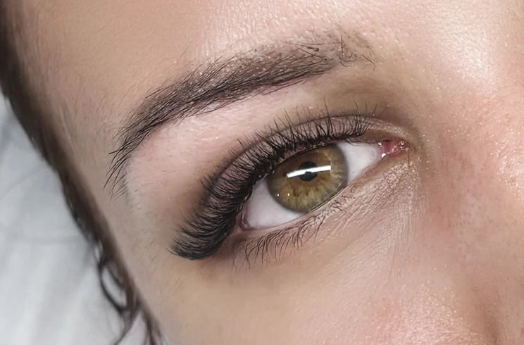Regard aux extensions de cils fournies, illustration article Yumi Lashes vs extensions