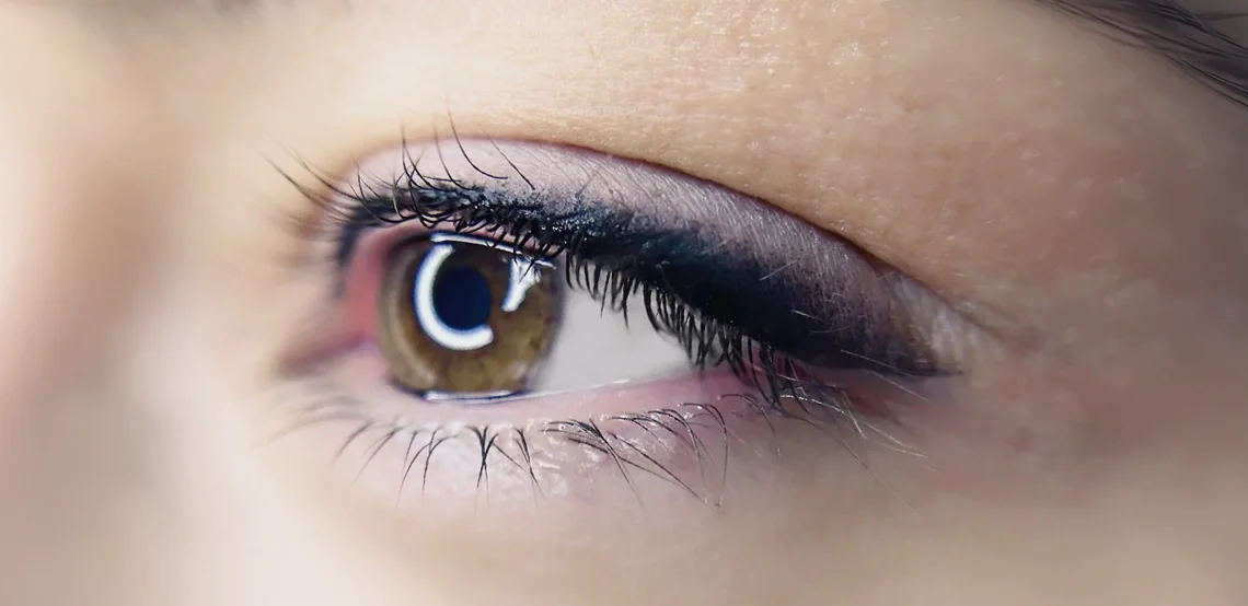 Œil marron souligné d'un eye-liner permanent noir estompé