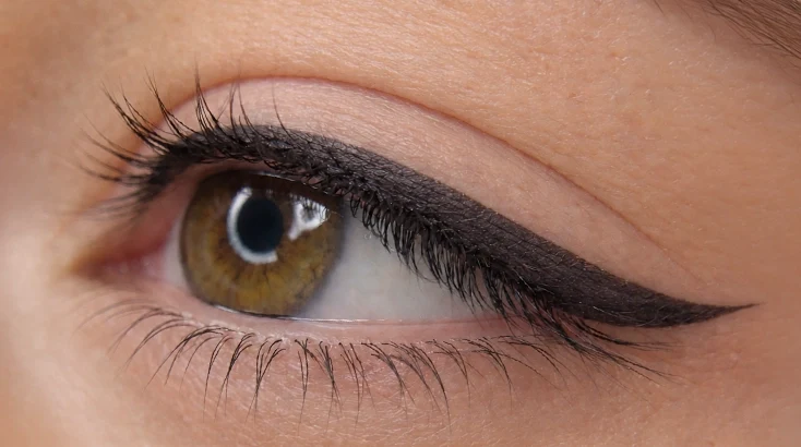 Œil marron souligné d'un eye-liner permanent noir au trait étiré